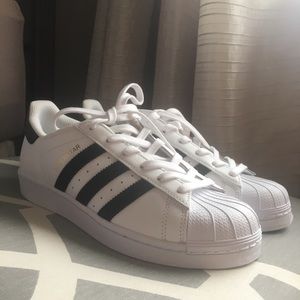 NWOB ADIDAS 🖤 Superstar Gold-Accented Sneakers